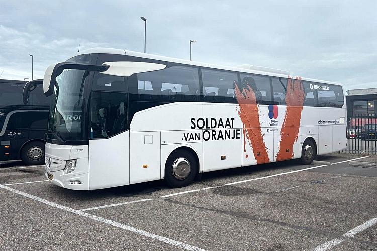 soldaat van oranje bus