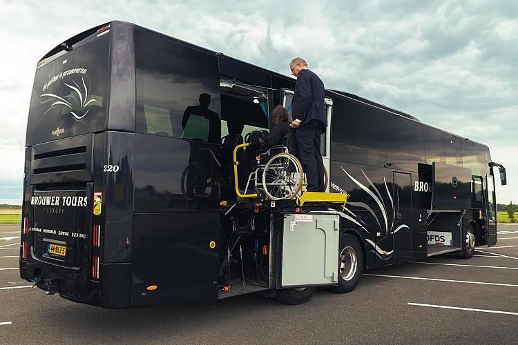 rolstoel laden in bus