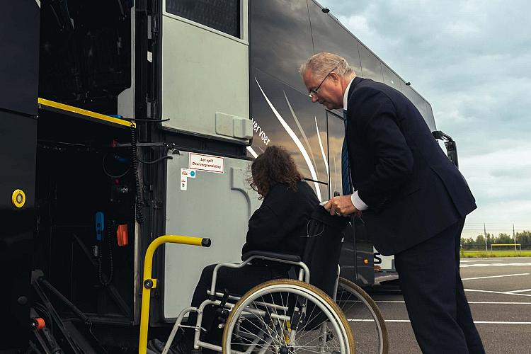 rolstoelbus inladen van rolstoel