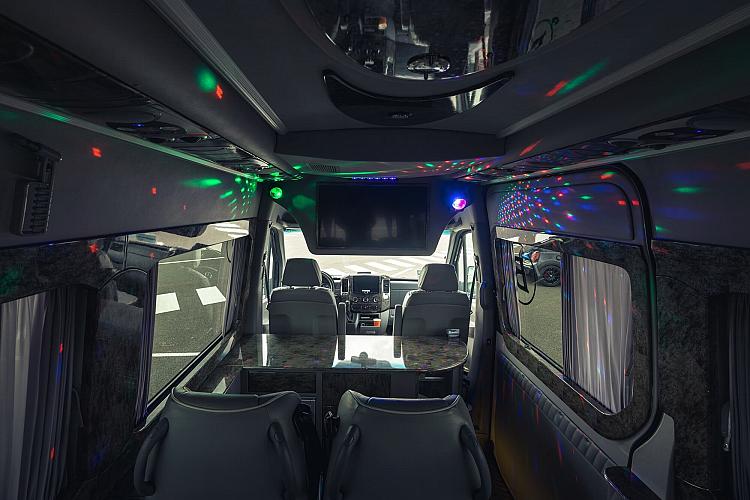 partybus huren bij brouwer tours met luxe interieur en discolichten